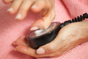 Ultrasons sur le pouce dans le cas de rhizarthrose.