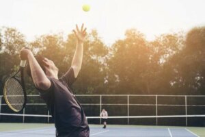 Un service au tennis