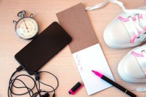 smartphone chronomètre carnet et baskets