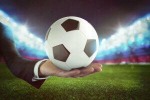 Ballon de football dans un stade.