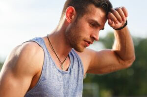 Un homme sportif lors d'un entraînement.