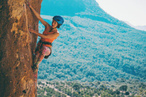 Une femme qui escalade une montagne.