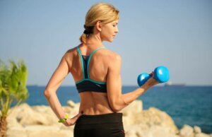 Une femme qui fait des exercices pour les bras.