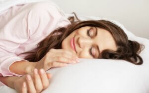 Une femme qui dort d'un sommeil paisible.