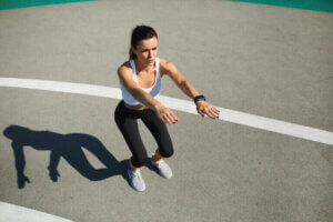 Une femme qui fait des jump squats