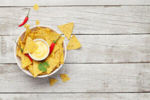 Un bol de nachos parmi les collations saines