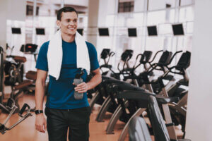 Un homme qui fait une pause dans une salle de fitness.