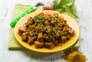 Un plat à base de seitan, de champignons et de petits pois.