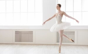 Une femme qui fait de la danse classique.