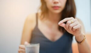 Une femme qui prend une capsule de sels.