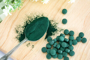 Spiruline en poudre et en comprimés.