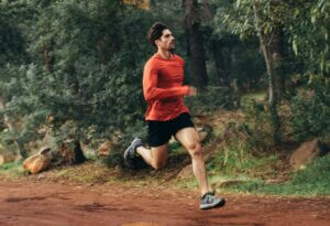 Un homme qui court en altitude.