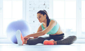 Une femme qui fait des étirements de stretching.