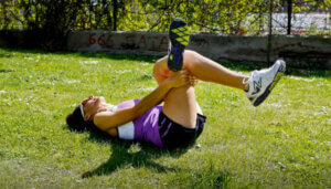 Une femme qui s'étire les jambes.
