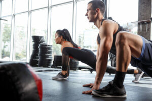 Un couple qui fait des étirements de stretching.