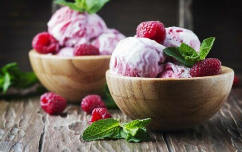 Une glace aux fruits rouges