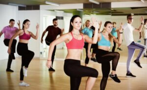 Un cours de zumba dans une salle de danse.