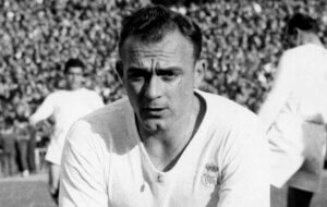 Alfredo Di Stéfano parmi les meilleurs joueurs européens.