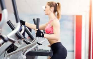 Une femme qui travaille sur l'elliptique.