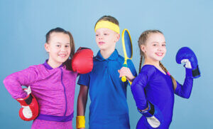 Trois enfants en tenue de sport.
