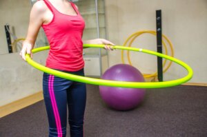 Une femme qui fait des exercices avec un cerceau.