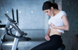 Une femme qui regarde son ventre.