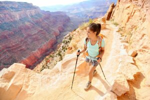 Une femme qui fait un trekking en montagne.