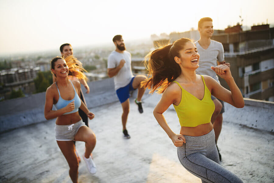 Des personnes faisant du sport ensemble.