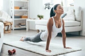 Une femme qui s'étire à travers des exercices de pilates.