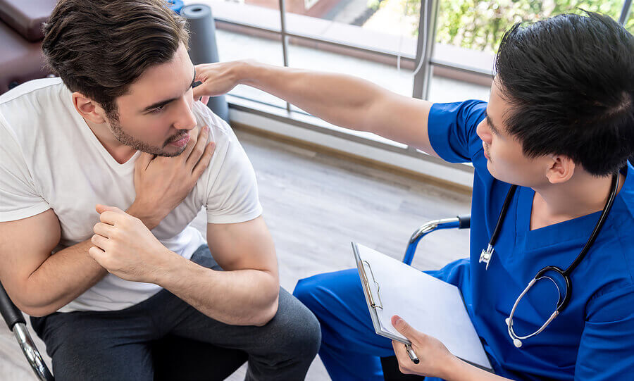 Un homme chez le médecin pour sa récupération.