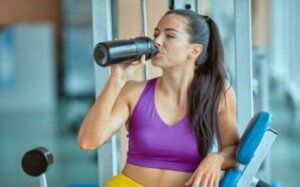 Une femme buvant pendant le sport.