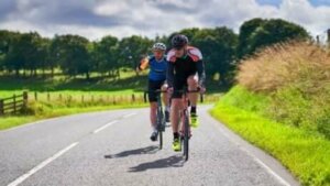 Deux hommes faisant un entraînement HIIT.