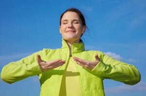 Une femme qui fait des exercices de respiration.
