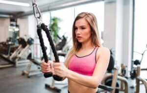 Une jeune femme qui fait des exercices de force.