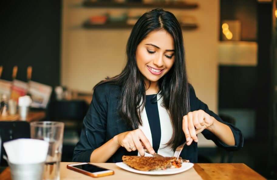 Une nouvelle recette pour un petit déjeuner sain : les pancakes aux pommes