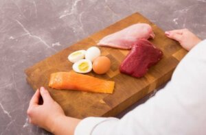 Plateau avec des aliments riches en protéines.