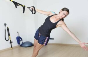 Une femme et son entraînement fonctionnel en suspension