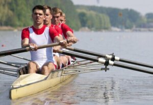 Une équipe masculine d'aviron.
