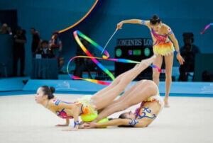 Un groupe de gymnastique rythmique.