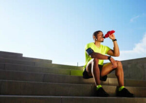 Un homme buvant une boisson sportive.