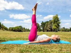 Une femme qui fait des exercices contre la flaccidité abdominale.