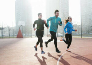 Des personnes courant en groupe.