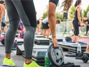 Une femme faisant des exercices avec des poids.