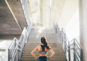Une femme monte des escaliers.