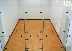 Un terrain de squash.