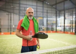 Un homme jouant au padel.