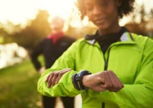 Une femme avec un bracelet connecté de fitness.