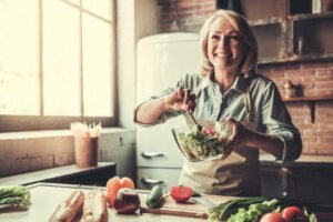 Une femme qui cuisine.