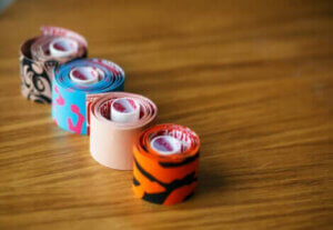 Des bandages de couleur.