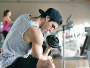 Un homme faisant des curls.